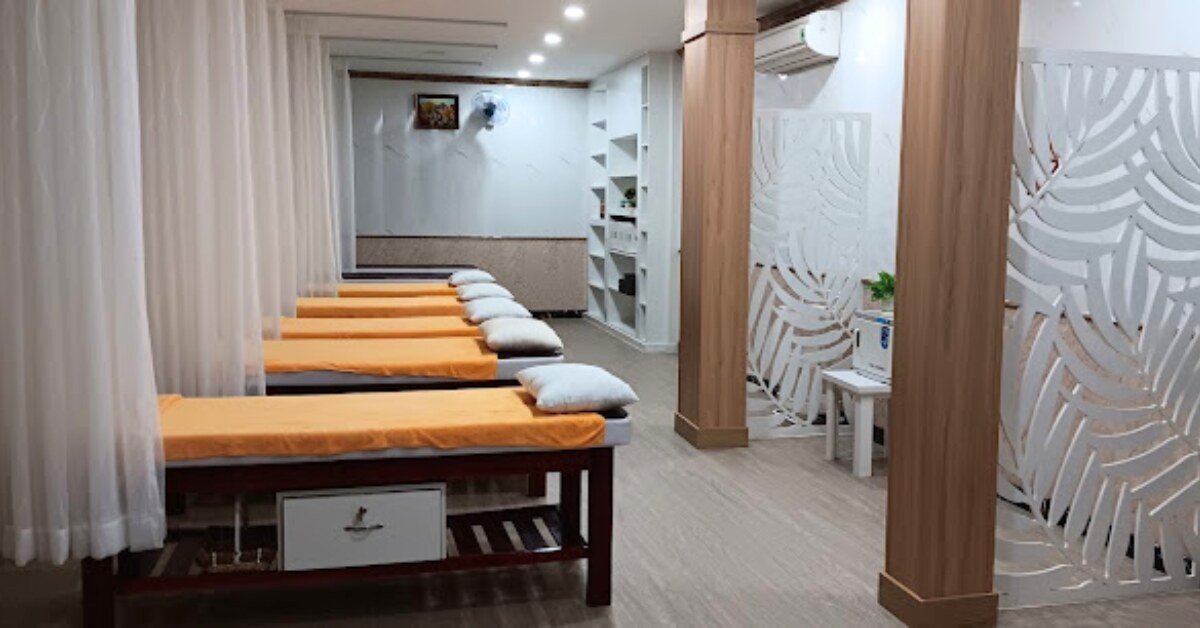 Spa Viet neck and shoulder massage therapy in Phu Nhuan Ho Chi Minh City