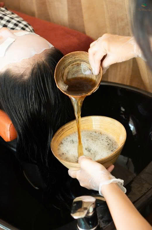 Soapberry and Vietnamese herbal hair wash at An Mien Spa