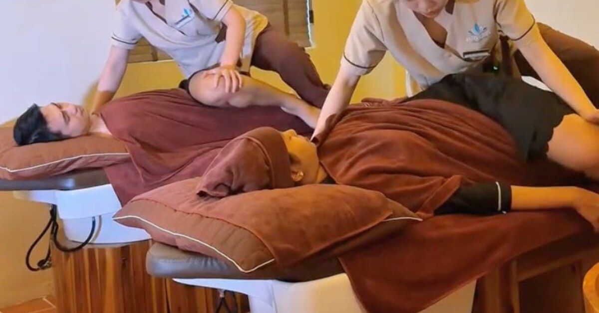 Hai kỹ thuật viên thực hiện massage cặp đôi tại Hạ Spa TP.HCM