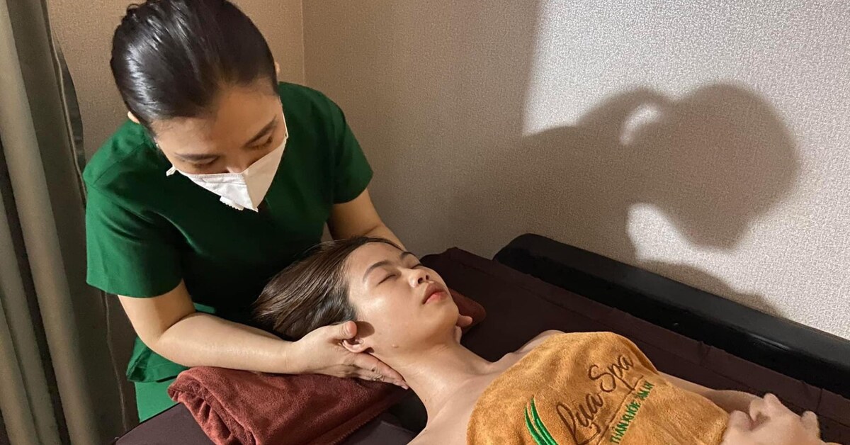 Lua Spa therapist performing a neck massage in District 3