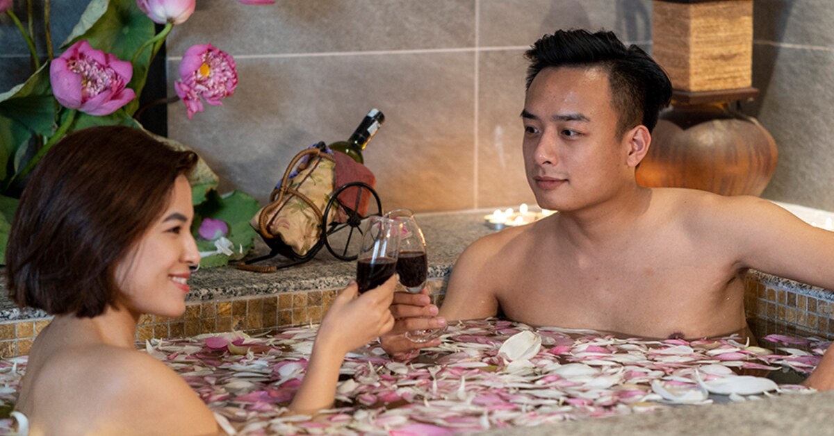 Cặp đôi thư giãn trong hồ thủy lực tại Sen Spa TP.HCM