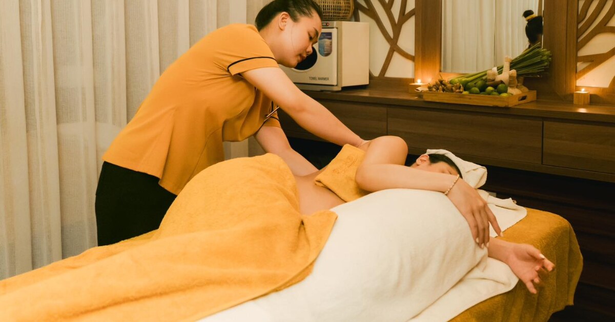 Vuong Tron Spa therapist performing a relaxation massage in District 3